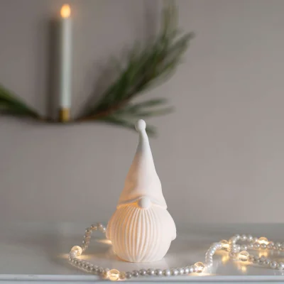 Светодиодный декор AKS тип 11 ( Гном, керамика 7.5х7х14.5см 1LED, 3*LR44 ) фотография