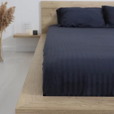 Простыня на резинке 90*200*20см Синий графит, премиум  сатин-страйп фотография