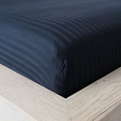 Простыня на резинке 160*200*20см Чёрный,  премиум сатин-страйп фотография